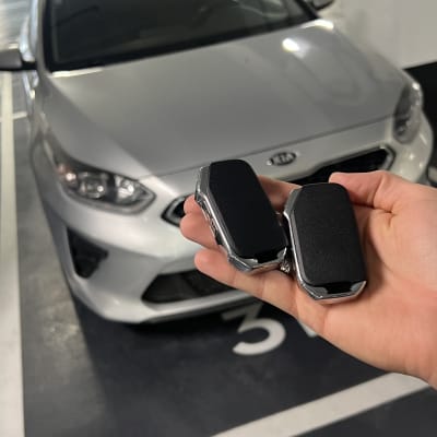 מפתחות רכב מול מכונית בחניון