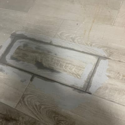 רצפה עם תיקון אריחים ושכבת חומר מילוי