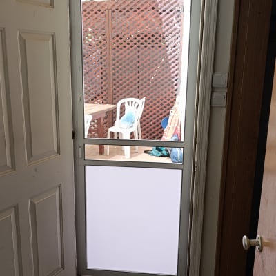 דלת אלומיניום עם זכוכית ומסגרת מתכת