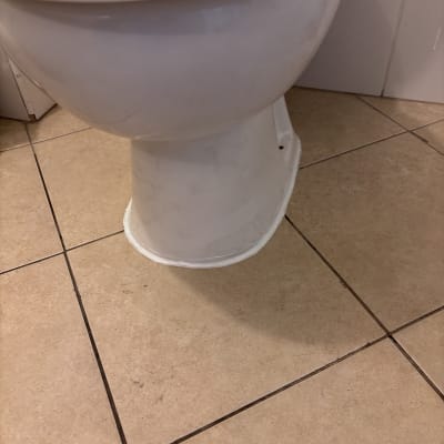 אסלה מותקנת על רצפת אריחים