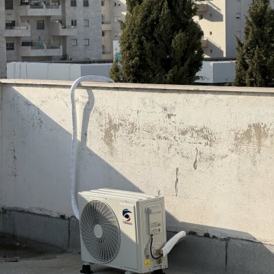 יחידת מיזוג אוויר על גג בניין