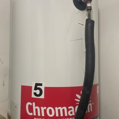 דוד שמש כרומגן עם צינור מחובר