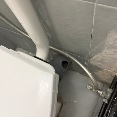 חיבורי צנרת ליד אסלה בשירותים