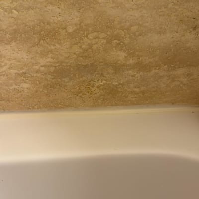 חיבור בין אמבטיה לקיר עם אריחים