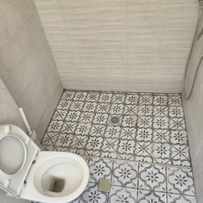 שירותים עם אריחים מעוצבים ומקלחת