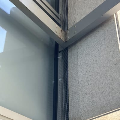 רשת מתכת מותקנת על מבנה למניעת כניסת יונים