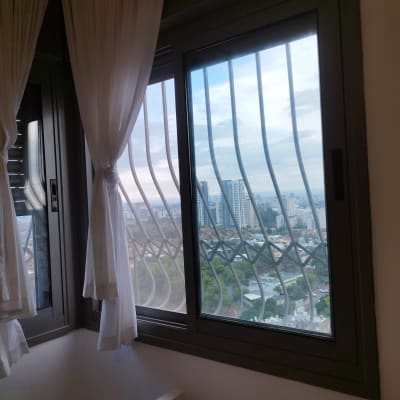 חלון עם סורגים ומסגרת מתכת