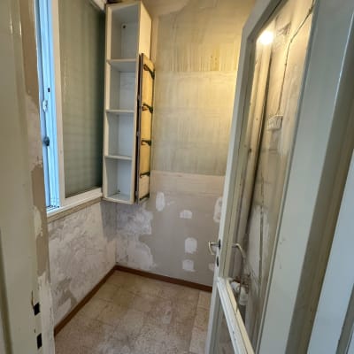 קירות עם תיקוני צבע וחלון פתוח