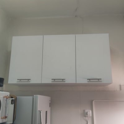 ארונות מטבח לבנים עם קומקום ומיקרוגל