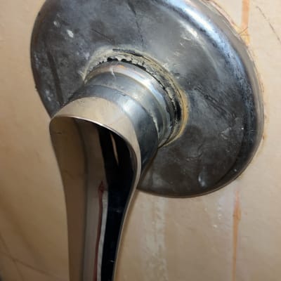 ברז מים מותקן על קיר בחדר אמבטיה