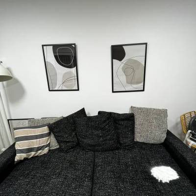 כתם לבן על ספה כהה עם כריות שונות