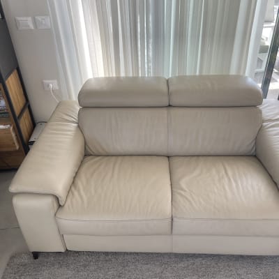 ספה עור בהירה עם כריות מושב ומשענת