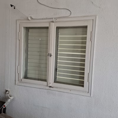 חלון זכוכית עם תריסים פנימיים