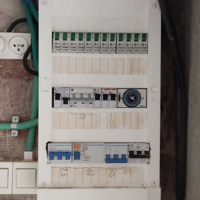 לוח חשמל עם מפסקים וחוטים ירוקים