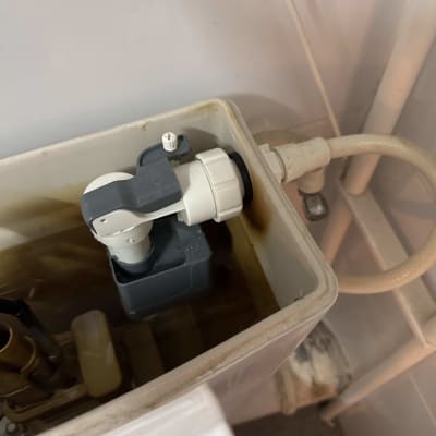 מיכל הדחה עם חלקי אינסטלציה