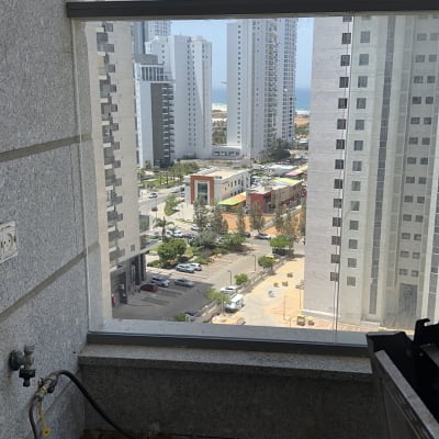 מרפסת עם נוף לעיר ובניינים גבוהים