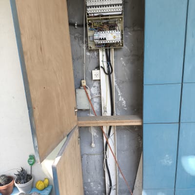 לוח חשמל פתוח עם חוטים וצינורות חשמל