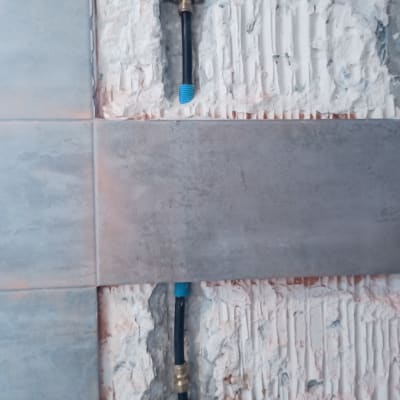 צינור שחור עם מחברים בקיר חשוף