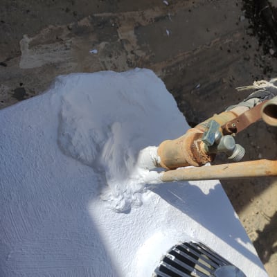 צינור חלוד עם חומר איטום לבן על חיבור