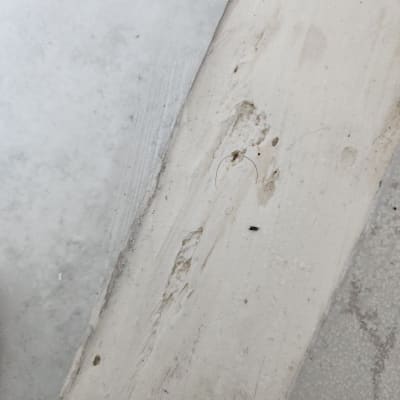 תמונה של קיר עם סימני תיקון או שיפוץ