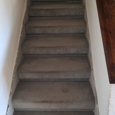 מדרגות שטיח אפור עם כתמים ולכלוך