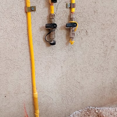 צנרת גז מותקנת על קיר חיצוני