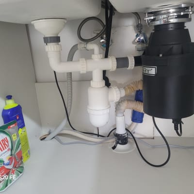 מערכת צנרת מתחת לכיור עם מסנן אשפה