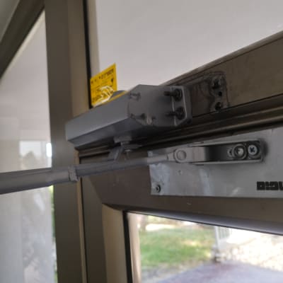 מנגנון דלת מתכת עם ברגים ומוט