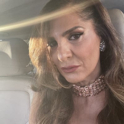 איפור עיניים דרמטי, שיער גלי, עגילים נוצצים