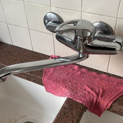 ברז וכיור עם מטלית ורודה