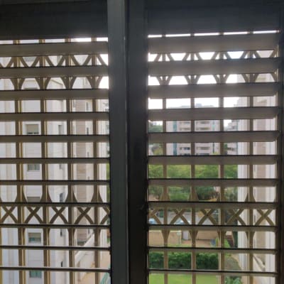 חלון עם תריסי אלומיניום אופקיים