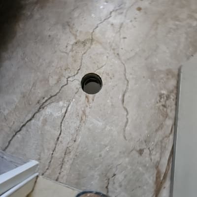 חור ברצפה עם צינור פלסטיק