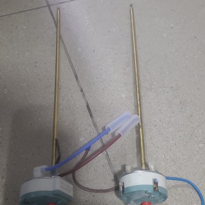 שני גופי חימום לדוד שמש על רצפה