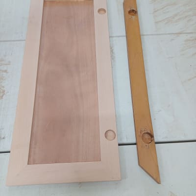 דלת עץ עם חורים עגולים על שולחן עבודה