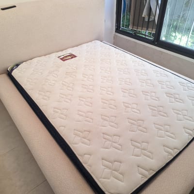 מזרן על ספה ליד חלון עם אור שמש