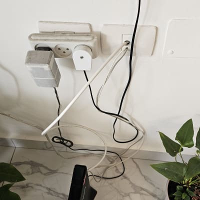 מודם מחובר לשקעי חשמל וכבלים על הקיר