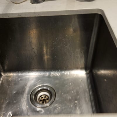 כיור נירוסטה עם ברז וכיסוי ניקוז