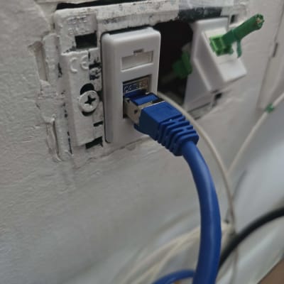 כבל רשת מחובר לשקע קיר
