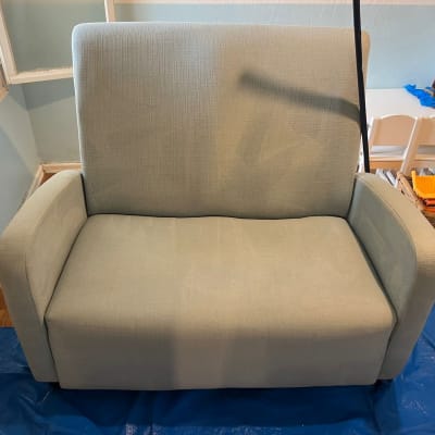 ספה על יריעת פלסטיק כחולה לניקוי