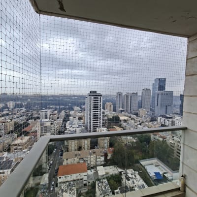 רשת יונים מותקנת על מרפסת בבניין גבוה