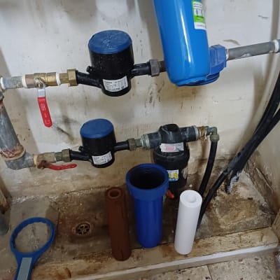 מסנני מים וצנרת עם ברזים וכלי עבודה