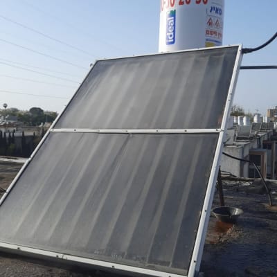 דוד שמש ולוח סולארי על גג