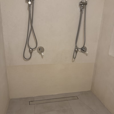 מקלחת עם שני ראשי מקלחת וצינורות