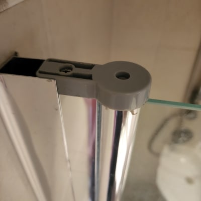 חלק ממקלחון עם חיבור מתכת וזכוכית