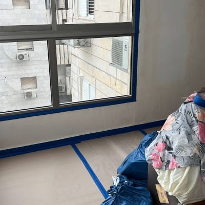 חדר עם קירות צבועים, ניילון על הרצפה, מסקינטייפ כחול