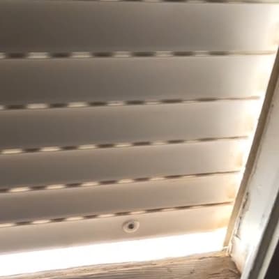 תריסים עם אור חודר דרך חריצים