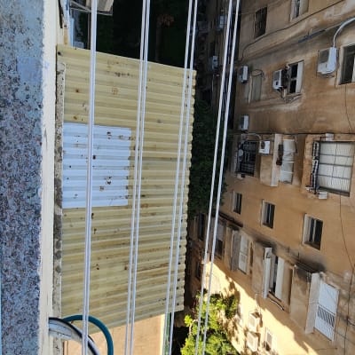 החלפת חבלי כביסה וגלגלות במתקן כביסה חיצוני