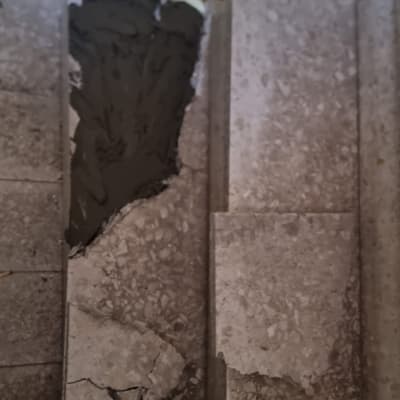 קיר עם טיח רטוב ותיקון בטון