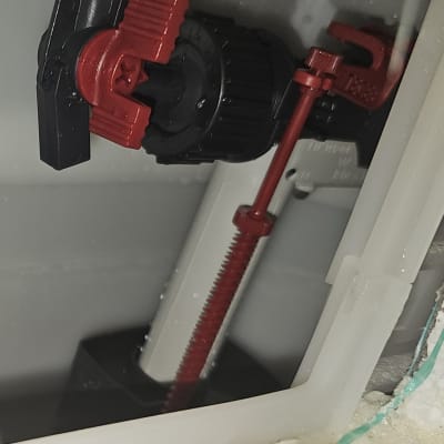 כלי עבודה בתחום האינסטלציה בתוך מערכת מים