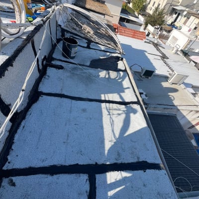 גג עם איטום ביטומני שחור ודלי צבע